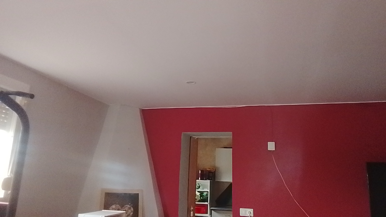 Otra estancia con pared de acento y carpintería renovada en el Baix Llobregat