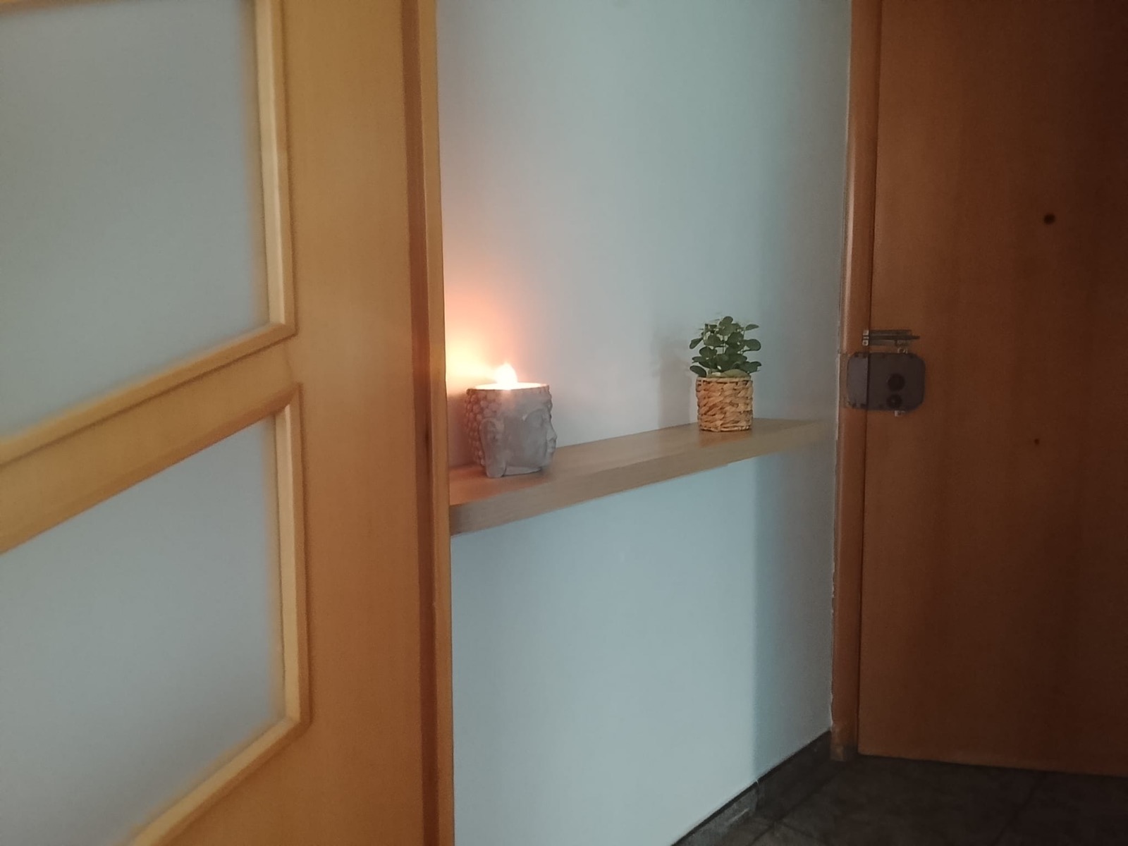 Recibidor pintado, cálido y acogedor, con carpintería de madera
