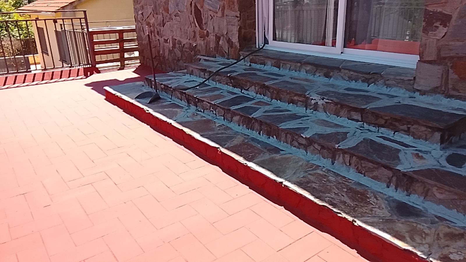 Zona común con escalera de piedra y suelo cuidado en una finca del Baix Llobregat